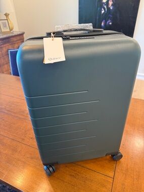 NWT Quince Carry-On Hard Shell Spinner Suitcase Luggage - Dark Green